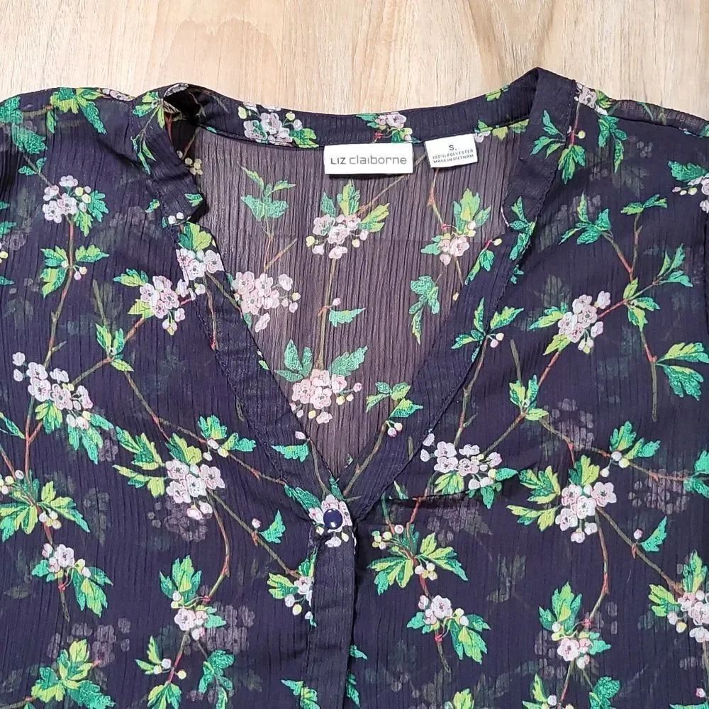 🔸️Liz Claiborne Black Floral Print Semi Sheer Top Small - Picture 3 of 11